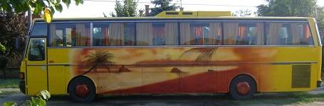 Ausgemalte Busseite. Kunstwerk von Aranka Mágori.