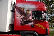 LKW-Fahrerhaus nach dem Ausmalen. Kunstwerk von Aranka Mágori.