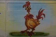 Das Hähnchen auf der Güterwagenseite. Kunstwerk von Aranka Mágori. Nach Kundenwunsch sollte das Hähnchen die chaotische Persönlichkeit des Kunden symbolisieren.