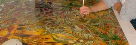 Das Badezimmer einer Wohnung in Békéscsaba ist in der Mitte der Wohnung. Um das Badezimmer herum gibt es einen Flur. Das Badezimmer ist polygonförmig und hat eine Wand aus Glas. Dieses Glasbild ist ein Stück der Badezimmerwand. Es sieht sehr gut aus, egal, ob es von dem Flur oder vom Badezimmer aus beleuchtet wird.