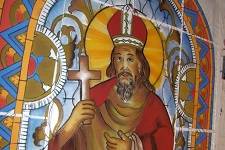 Das originelle Fenster mit St. Gellert Darstellung – schon zusammengestellt. Kunstwerk von Aranka Mágori.