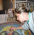 Die Künstlerin bei der Arbeit mit dem Bild von St. Mark.